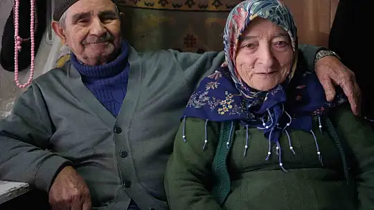64 yıllık ayakkabı tamircisi, her sabah dükkanını eşiyle açıyor