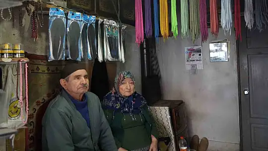 64 yıllık ayakkabı tamircisi, her sabah dükkanını eşiyle açıyor