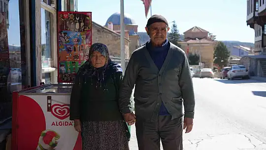 64 yıllık ayakkabı tamircisi, her sabah dükkanını eşiyle açıyor