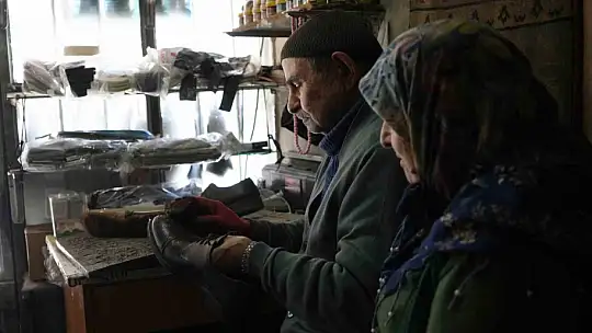 64 yıllık ayakkabı tamircisi, her sabah dükkanını eşiyle açıyor