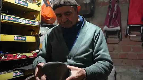 64 yıllık ayakkabı tamircisi, her sabah dükkanını eşiyle açıyor