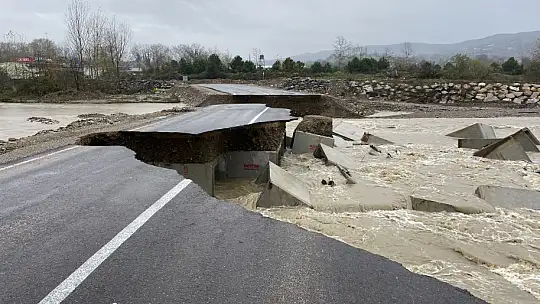 Kozcağız'da geçici servis yolu yıkıldı 