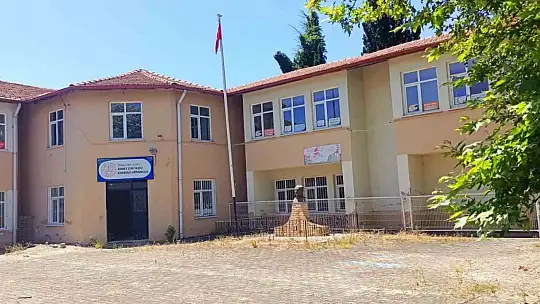 7 yıldır kapalı olan okul yıkıldı