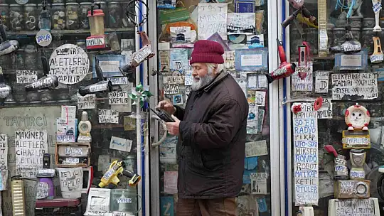 25 yıldır biriktirdiği malzemelerle dükkanını adeta müzeye çevirdi