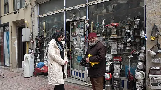 25 yıldır biriktirdiği malzemelerle dükkanını adeta müzeye çevirdi