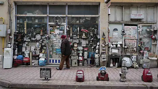 25 yıldır biriktirdiği malzemelerle dükkanını adeta müzeye çevirdi