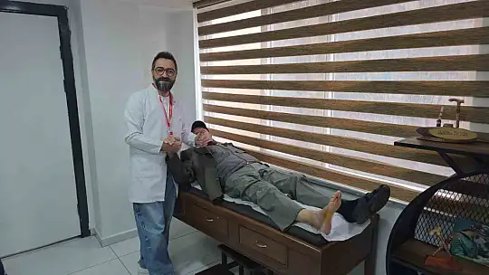 72 yaşındaki emekli madenci, yapay deri işlevi gören materyalle ayağa kalktı
