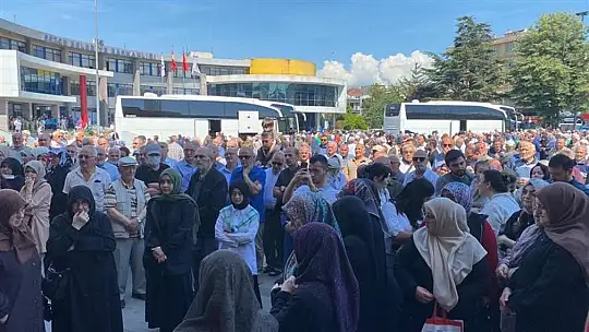 76 hacı adayı kutsal topraklara uğurlandı