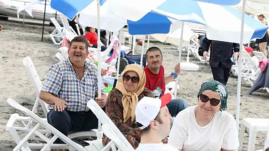 76 yaşındaki bedensel engelli kadın, ömründe ilk kez denizi gördü