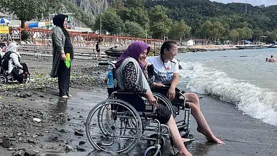 76 yaşındaki bedensel engelli kadın, ömründe ilk kez denizi gördü
