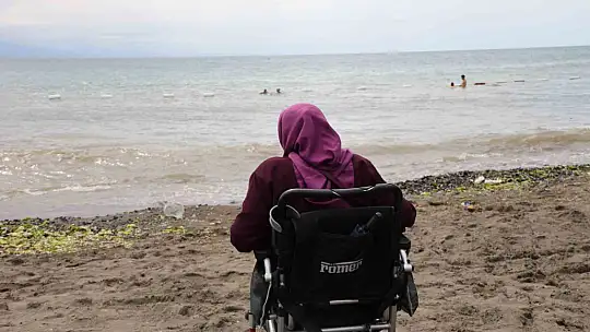 76 yaşındaki bedensel engelli kadın, ömründe ilk kez denizi gördü