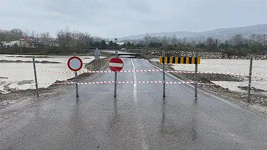 Kozcağız'da geçici servis yolu yıkıldı 