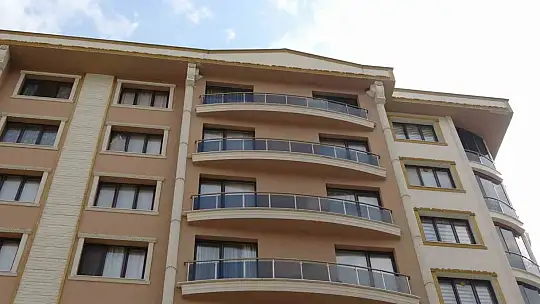 8'inci kattaki balkondan düştü