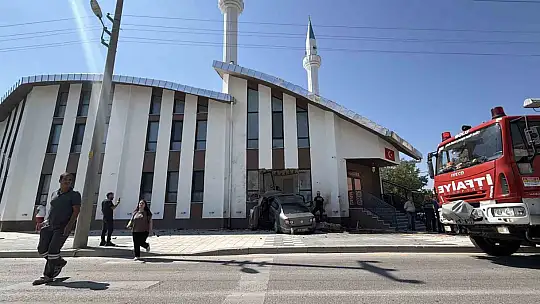 84 metre savrulan otomobil caminin imam odasına daldı