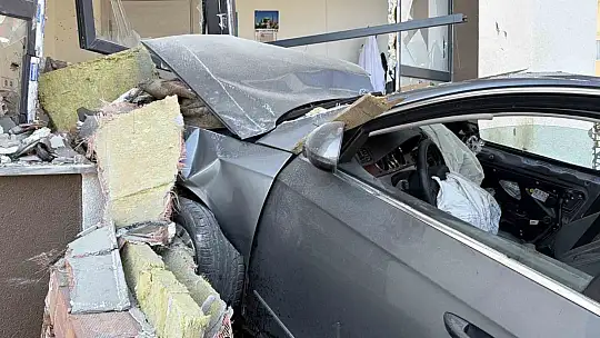 84 metre savrulan otomobil caminin imam odasına daldı