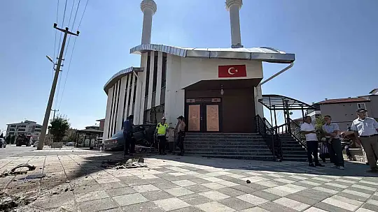 84 metre savrulan otomobil caminin imam odasına daldı
