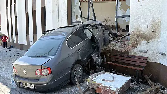 84 metre savrulan otomobil caminin imam odasına daldı