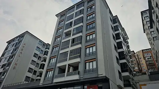 85 yaşındaki kadın dördüncü kattan belediye başkanının makam aracının üzerine düştü