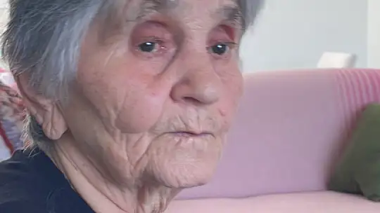 85 yaşındaki kadın dördüncü kattan belediye başkanının makam aracının üzerine düştü