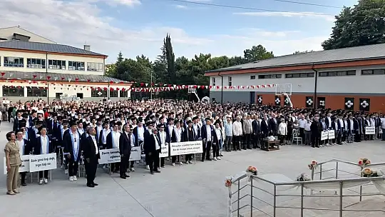 93 yaşındaki Mehmet Tutar, okulunun kep törenine katıldı