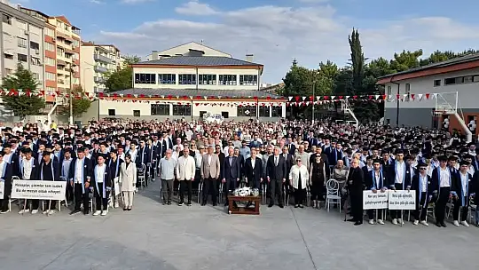 93 yaşındaki Mehmet Tutar, okulunun kep törenine katıldı