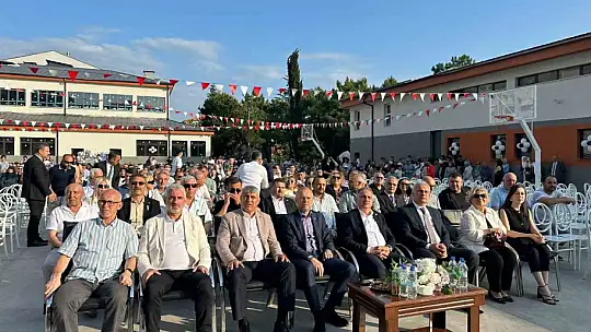 93 yaşındaki Mehmet Tutar, okulunun kep törenine katıldı