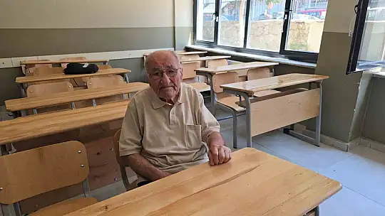 93 yaşındaki Mehmet Tutar, okulunun kep törenine katıldı