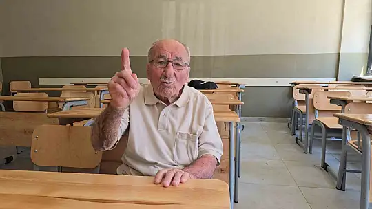 93 yaşındaki Mehmet Tutar, okulunun kep törenine katıldı