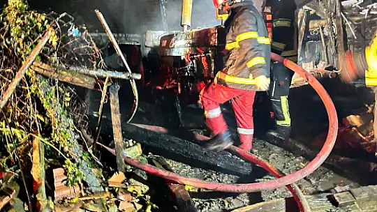 Yıldırım düştü yangın çıktı