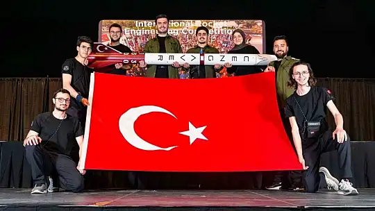 ABD'de roket yarışmasında dünya üçüncülüğü ile Türk bayrağını dalgalandırdılar