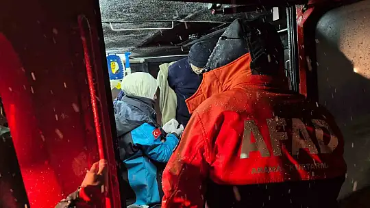 AFAD ve UMKE ekipleri kar sebebiyle yolu kapanan köydeki hasta için seferber oldu