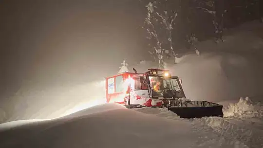 AFAD ve UMKE ekipleri kar sebebiyle yolu kapanan köydeki hasta için seferber oldu