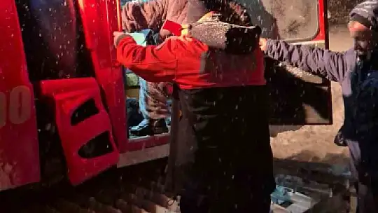 AFAD ve UMKE ekipleri kar sebebiyle yolu kapanan köydeki hasta için seferber oldu