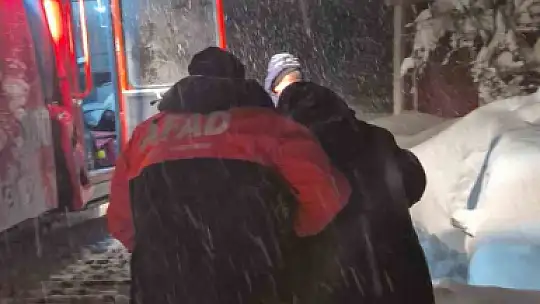 AFAD ve UMKE ekipleri kar sebebiyle yolu kapanan köydeki hasta için seferber oldu