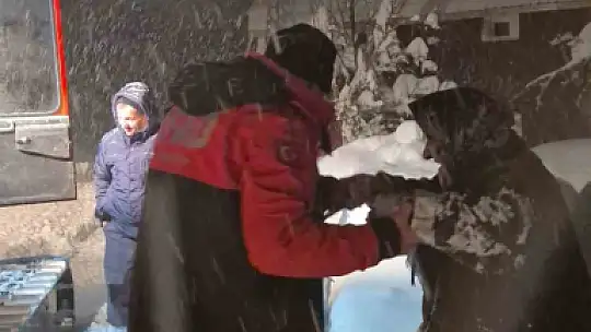 AFAD ve UMKE ekipleri kar sebebiyle yolu kapanan köydeki hasta için seferber oldu