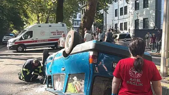 Ağaca çarpan otomobil ters döndü