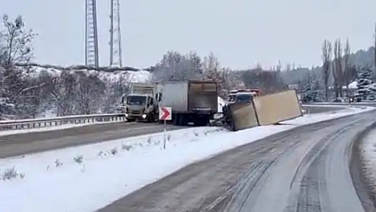 Ağaçlar devrildi yol kapandı, araçlar kayıp kaza yaptı