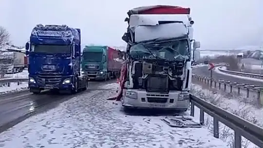 Ağaçlar devrildi yol kapandı, araçlar kayıp kaza yaptı
