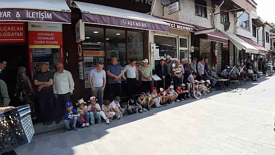 Ahilik geleneğine katılan minikler ellerini semaya açtı
