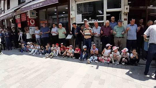 Ahilik geleneğine katılan minikler ellerini semaya açtı