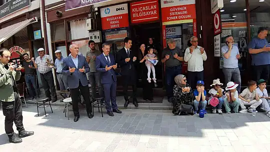 Ahilik geleneğine katılan minikler ellerini semaya açtı