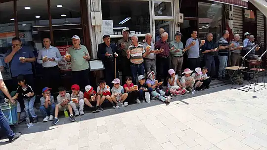 Ahilik geleneğine katılan minikler ellerini semaya açtı
