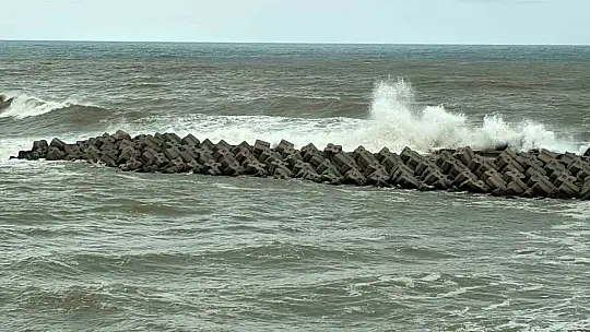 Akçakoca'da fırtına balıkçı barınağını vurdu: 4 tekne battı