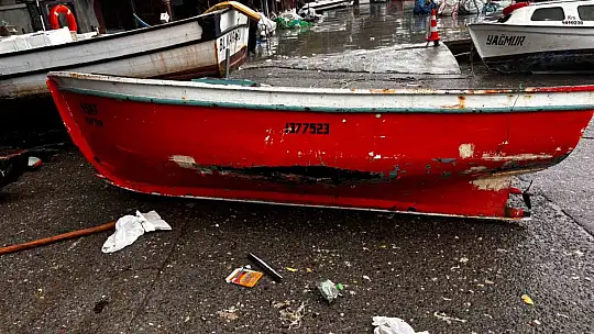 Akçakoca'da fırtına balıkçı barınağını vurdu: 4 tekne battı