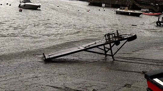 Akçakoca'da fırtına balıkçı barınağını vurdu: 4 tekne battı