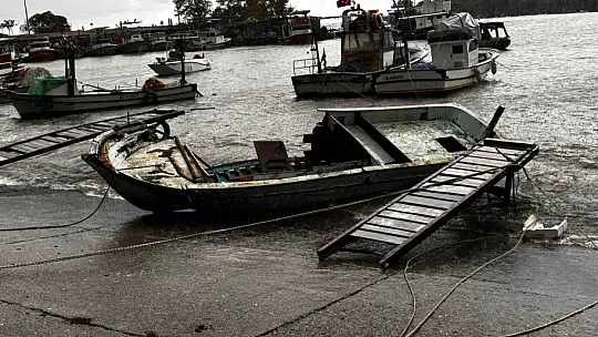 Akçakoca'da fırtına balıkçı barınağını vurdu: 4 tekne battı