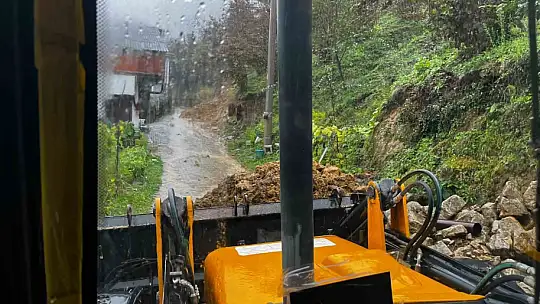 Akçakoca'da toprak kayması sonrası yol güvenliği sağlandı