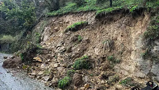 Akçakoca'da toprak kayması sonrası yol güvenliği sağlandı
