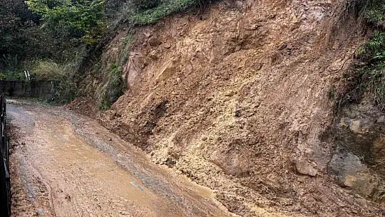 Akçakoca'da toprak kayması sonrası yol güvenliği sağlandı