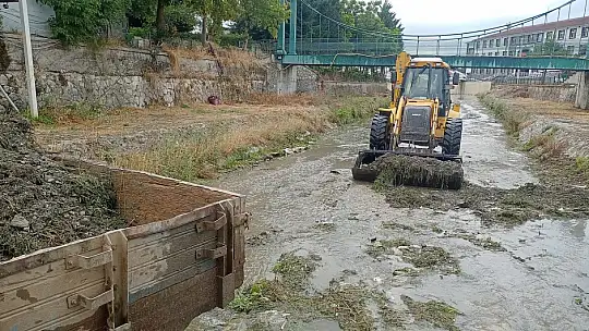 Akdere ekipler tarafından temizleniyor